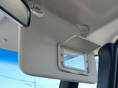 【バニティミラー】サンバイザー裏に設置されたミラーで身だしなみチェック！ちょっとしたメイク直しにも活躍します♪ 7