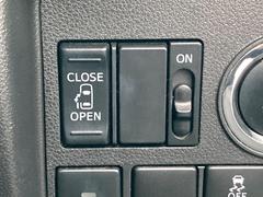 【パワースライドドア】スマートキーや運転席のスイッチでスライドドアの開閉が可能♪電動だから力を入れてドアを開ける必要が無く、小さいお子様でも、重い荷物を持っている時もラクに開け閉めできます♪ 5