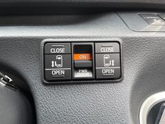 【両側パワースライドドア】スマートキーや運転席のスイッチで後席両側スライドドアの開閉が可能♪電動だから力を入れてドアを開ける必要が無く、小さなお子様でも簡単に開け閉めでき快適です♪ 6