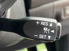 【車線逸脱警報】道路上の白（黄）線を認識し、意図せず走行中の車線からはみ出しそうになった時、メーター内の警告灯とブザーで注意喚起してくれる安心・安全機能です♪ 7