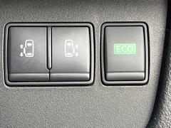 【両側パワースライドドア】スマートキーや運転席のスイッチで後席両側スライドドアの開閉が可能♪電動だから力を入れてドアを開ける必要が無く、小さなお子様でも簡単に開け閉めでき快適です♪ 5