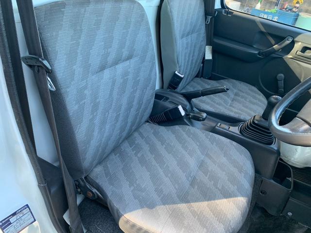 キャリイトラック KCエアコン・パワステ トラック660KCエアコン・パワステ3方開 4WD5速MT 荷台マット ゲ-トプロテクタ- 鳥居付 ヘッドライトレベライザ- フロアマット AM/FMラジオ ルームクリーニング済車検整備付き(16枚目)