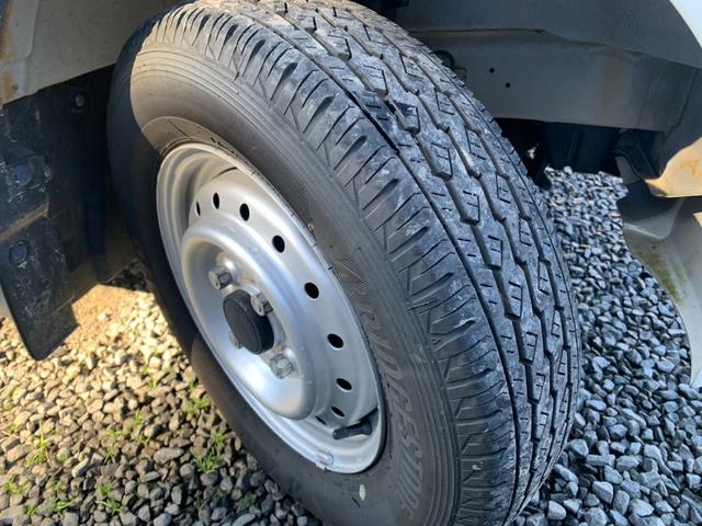 キャリイトラック KCエアコン・パワステ トラック660KCエアコン・パワステ3方開 4WD5速MT 荷台マット ゲ-トプロテクタ- 鳥居付 ヘッドライトレベライザ- フロアマット AM/FMラジオ ルームクリーニング済車検整備付き(25枚目)