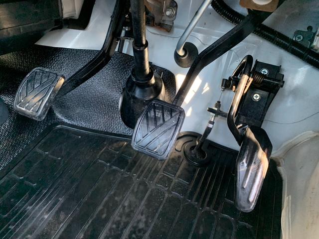 キャリイトラック KCエアコン・パワステ トラック660KCエアコン・パワステ3方開 4WD5速MT 荷台マット ゲ-トプロテクタ- 鳥居付 ヘッドライトレベライザ- フロアマット AM/FMラジオ ルームクリーニング済車検整備付き(37枚目)