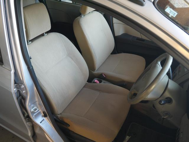 運転席＆助手席の状態は良好です。目立つ汚れやダメージ等も無く、嫌な臭いもありません