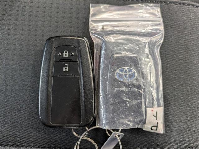 プリウス Ａ　フルセグ　メモリーナビ　ＤＶＤ再生　バックカメラ　衝突被害軽減システム　ＥＴＣ　ドラレコ　ＬＥＤヘッドランプ　ワンオーナー　記録簿　アイドリングストップ（18枚目）