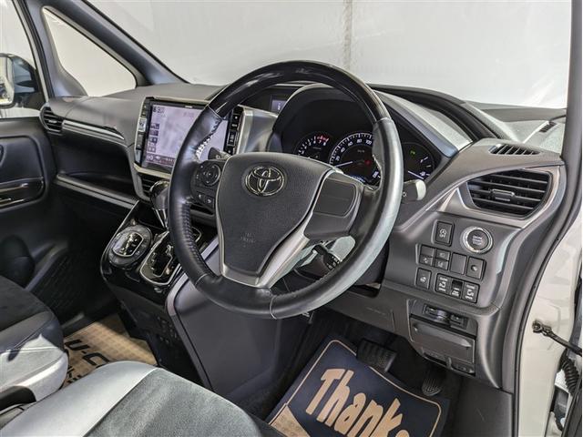 エスクァイア Ｇｉ　プレミアムパッケージ　ブラックテーラード　フルセグ　メモリーナビ　ＤＶＤ再生　バックカメラ　衝突被害軽減システム　ＥＴＣ　ドラレコ　両側電動スライド　ＬＥＤヘッドランプ　乗車定員７人　３列シート　ワンオーナー　アイドリングストップ（4枚目）