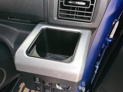 カップホルダー。缶ジュースを開けて運転していると安心しておいておける場所がほしくなりますよね！意外とないと困る装備です。 6