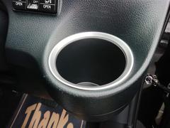 便利なカップホルダーを装備しています。　缶ジュースを開けて運転していると振動で倒れないかヒヤヒヤ、意外と置き場に困るもの。　意外に重要な装備ですね。 6