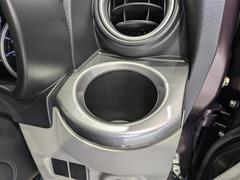 カップホルダー。缶ジュースを開けて運転していると安心しておいておける場所がほしくなりますよね！意外とないと困る装備です。 6