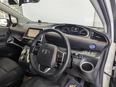 見通しのよいすっきりとした視界で、誰でも運転しやすいです。運転のしやすさは疲れにくさにも繋がりますよ♪ 4