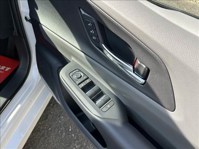 プリウス Ｚ　メーカー１２．３インチＤＡ／ナビ／ＤＴＶ／ＢＴ／アップル／アンドロイド　パノラミックビューモニター　パノラマルーフ　ＴＳＳ　ＢＳＭ　デジタルインナーミラー／前後ドラレコ　ＥＴＣ２．０（22枚目）