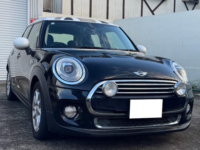 ＭＩＮＩ クーパー　クーパー（５名）純正ナビ　ミラー型ＥＴＣ　プロジェクターＬＥＤヘッドライト　革調シートカバー　ホワイトルーフユニオンジャックデカール　左右独立型オートエアコン　純正アルミ　スマートキープッシュスタート（3枚目）
