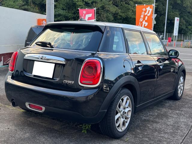ＭＩＮＩ クーパー　クーパー（５名）純正ナビ　ミラー型ＥＴＣ　プロジェクターＬＥＤヘッドライト　革調シートカバー　ホワイトルーフユニオンジャックデカール　左右独立型オートエアコン　純正アルミ　スマートキープッシュスタート（4枚目）