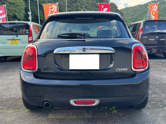 ＭＩＮＩ クーパー　クーパー（５名）純正ナビ　ミラー型ＥＴＣ　プロジェクターＬＥＤヘッドライト　革調シートカバー　ホワイトルーフユニオンジャックデカール　左右独立型オートエアコン　純正アルミ　スマートキープッシュスタート（5枚目）