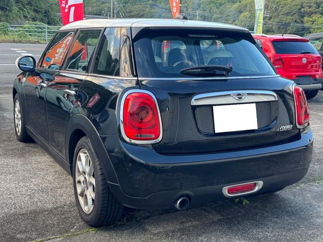 ＭＩＮＩ クーパー　クーパー（５名）純正ナビ　ミラー型ＥＴＣ　プロジェクターＬＥＤヘッドライト　革調シートカバー　ホワイトルーフユニオンジャックデカール　左右独立型オートエアコン　純正アルミ　スマートキープッシュスタート（6枚目）