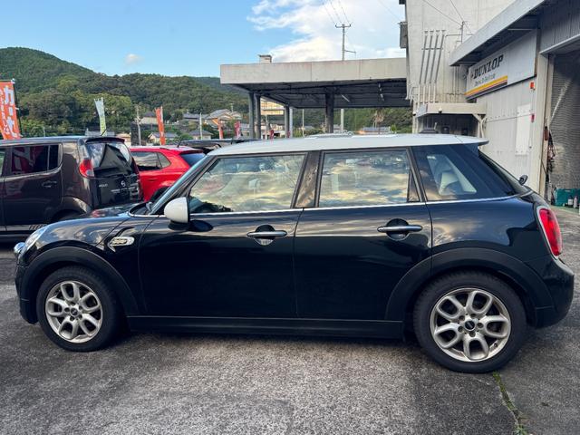 ＭＩＮＩ クーパー　クーパー（５名）純正ナビ　ミラー型ＥＴＣ　プロジェクターＬＥＤヘッドライト　革調シートカバー　ホワイトルーフユニオンジャックデカール　左右独立型オートエアコン　純正アルミ　スマートキープッシュスタート（7枚目）