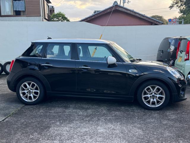 ＭＩＮＩ クーパー　クーパー（５名）純正ナビ　ミラー型ＥＴＣ　プロジェクターＬＥＤヘッドライト　革調シートカバー　ホワイトルーフユニオンジャックデカール　左右独立型オートエアコン　純正アルミ　スマートキープッシュスタート（8枚目）
