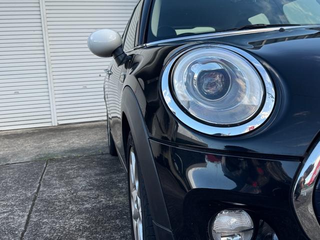 ＭＩＮＩ クーパー　クーパー（５名）純正ナビ　ミラー型ＥＴＣ　プロジェクターＬＥＤヘッドライト　革調シートカバー　ホワイトルーフユニオンジャックデカール　左右独立型オートエアコン　純正アルミ　スマートキープッシュスタート（9枚目）