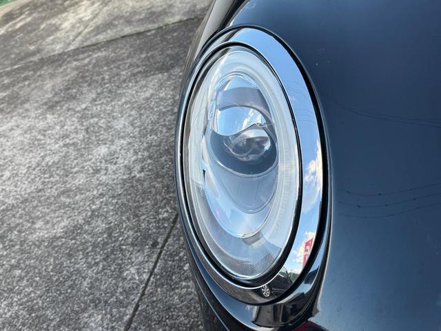 ＭＩＮＩ クーパー　クーパー（５名）純正ナビ　ミラー型ＥＴＣ　プロジェクターＬＥＤヘッドライト　革調シートカバー　ホワイトルーフユニオンジャックデカール　左右独立型オートエアコン　純正アルミ　スマートキープッシュスタート（12枚目）
