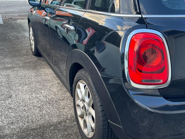 ＭＩＮＩ クーパー　クーパー（５名）純正ナビ　ミラー型ＥＴＣ　プロジェクターＬＥＤヘッドライト　革調シートカバー　ホワイトルーフユニオンジャックデカール　左右独立型オートエアコン　純正アルミ　スマートキープッシュスタート（14枚目）