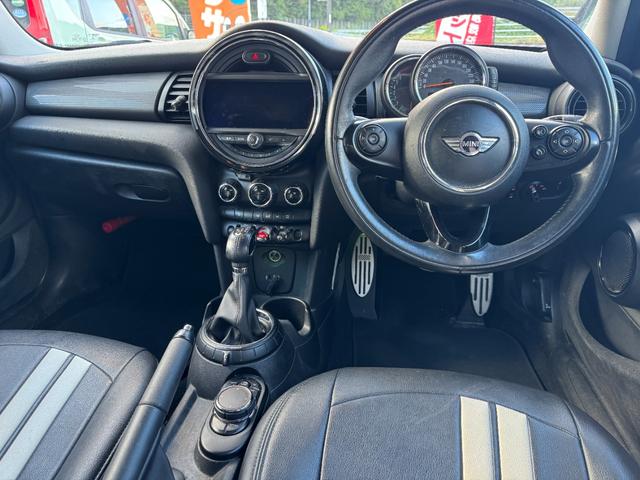 ＭＩＮＩ クーパー　クーパー（５名）純正ナビ　ミラー型ＥＴＣ　プロジェクターＬＥＤヘッドライト　革調シートカバー　ホワイトルーフユニオンジャックデカール　左右独立型オートエアコン　純正アルミ　スマートキープッシュスタート（15枚目）