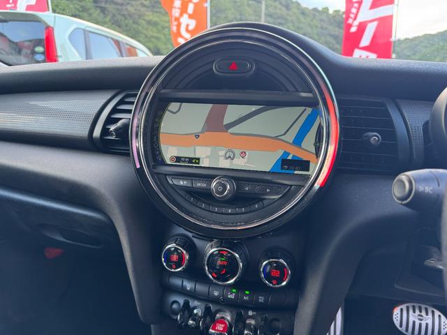 ＭＩＮＩ クーパー　クーパー（５名）純正ナビ　ミラー型ＥＴＣ　プロジェクターＬＥＤヘッドライト　革調シートカバー　ホワイトルーフユニオンジャックデカール　左右独立型オートエアコン　純正アルミ　スマートキープッシュスタート（16枚目）