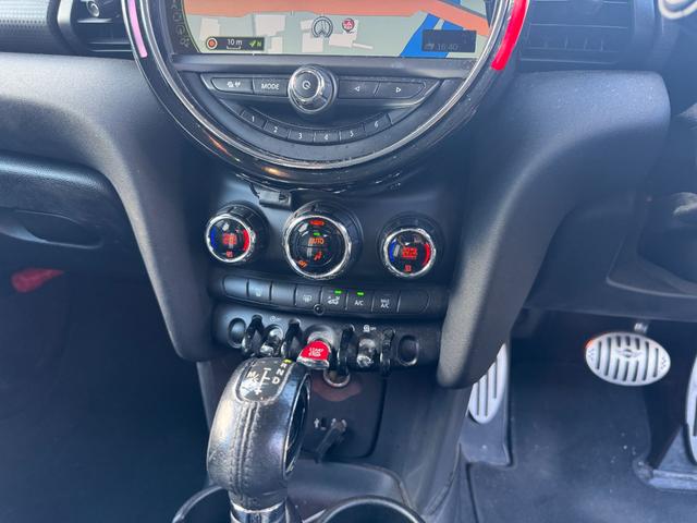 ＭＩＮＩ クーパー　クーパー（５名）純正ナビ　ミラー型ＥＴＣ　プロジェクターＬＥＤヘッドライト　革調シートカバー　ホワイトルーフユニオンジャックデカール　左右独立型オートエアコン　純正アルミ　スマートキープッシュスタート（17枚目）