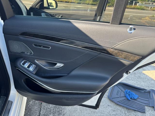 Ｓクラス Ｓ４００ハイブリッド　エクスクルーシブ　ダイヤモンドホワイト　禁煙車　カールソン２０インチアルミホイール　黒本革ベンチレーションシート　パノラミックスライディングガラスサンルーフ　レーダーセーフティーパッケージ　全方位モニター（18枚目）