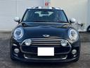 ＭＩＮＩ クーパー　クーパー（５名）純正ナビ　ミラー型ＥＴＣ　プロジェクターＬＥＤヘッドライト　革調シートカバー　ホワイトルーフユニオンジャックデカール　左右独立型オートエアコン　純正アルミ　スマートキープッシュスタート（2枚目）