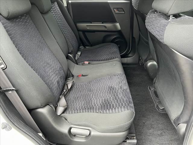 クロスロード ２０Ｘｉ　ＨＩＤ　全ドアオートＰ／Ｗ　ＥＴＣ　電格ミラー　フォグライト　リヤワイパー　スペアキー　チルトステアリング　ミラーウインカー　プライバシーガラス　３列シート　ドリンクホルダー　マット　バイザー　シガー（18枚目）