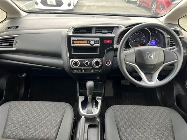 フィット １３Ｇ・Ｆパッケージ　禁煙車　純正ＣＤオーディオ　スマートキー　アイドリングストップ　プッシュスタート　ＥＣＯＮ　プライバシーガラス　ＡＣシガーソケット　電動格納ミラー　横滑り防止　バニティーミラー　チルトステア（2枚目）