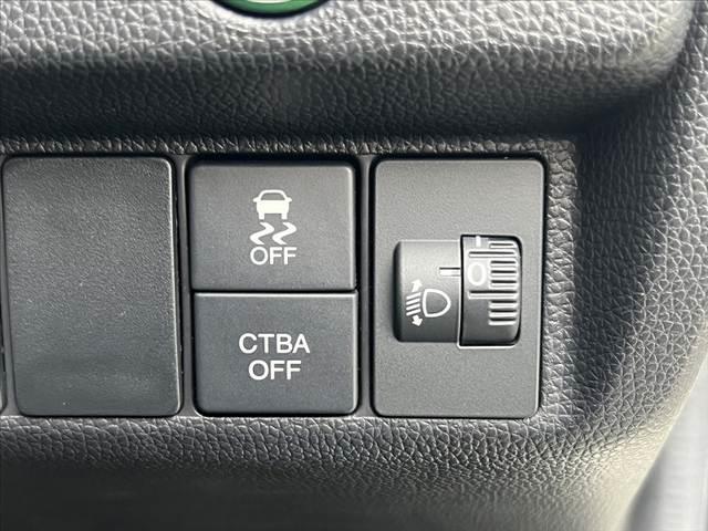 フィット １３Ｇ・Ｆパッケージ　禁煙車　純正ＣＤオーディオ　スマートキー　アイドリングストップ　プッシュスタート　ＥＣＯＮ　プライバシーガラス　ＡＣシガーソケット　電動格納ミラー　横滑り防止　バニティーミラー　チルトステア（4枚目）