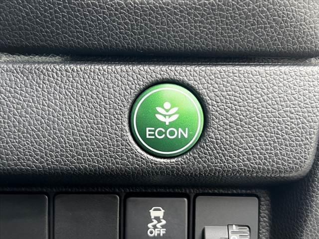 フィット １３Ｇ・Ｆパッケージ　禁煙車　純正ＣＤオーディオ　スマートキー　アイドリングストップ　プッシュスタート　ＥＣＯＮ　プライバシーガラス　ＡＣシガーソケット　電動格納ミラー　横滑り防止　バニティーミラー　チルトステア（5枚目）