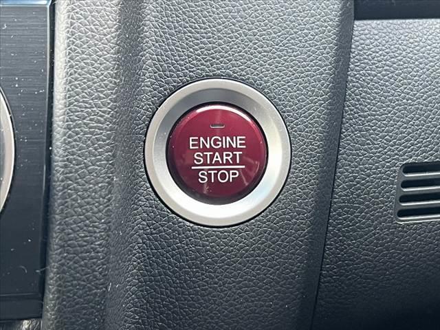 フィット １３Ｇ・Ｆパッケージ　禁煙車　純正ＣＤオーディオ　スマートキー　アイドリングストップ　プッシュスタート　ＥＣＯＮ　プライバシーガラス　ＡＣシガーソケット　電動格納ミラー　横滑り防止　バニティーミラー　チルトステア（6枚目）