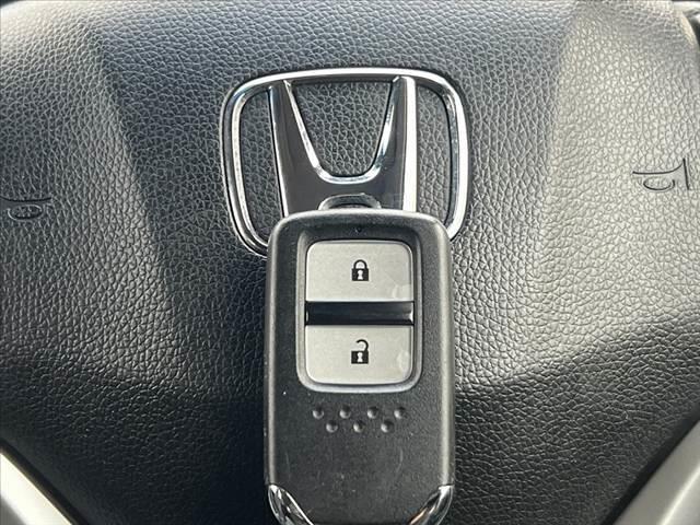 フィット １３Ｇ・Ｆパッケージ　禁煙車　純正ＣＤオーディオ　スマートキー　アイドリングストップ　プッシュスタート　ＥＣＯＮ　プライバシーガラス　ＡＣシガーソケット　電動格納ミラー　横滑り防止　バニティーミラー　チルトステア（7枚目）