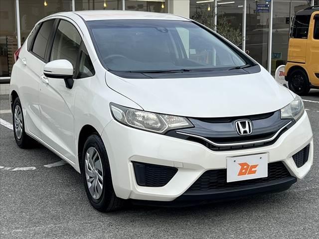 フィット １３Ｇ・Ｆパッケージ　禁煙車　純正ＣＤオーディオ　スマートキー　アイドリングストップ　プッシュスタート　ＥＣＯＮ　プライバシーガラス　ＡＣシガーソケット　電動格納ミラー　横滑り防止　バニティーミラー　チルトステア（10枚目）