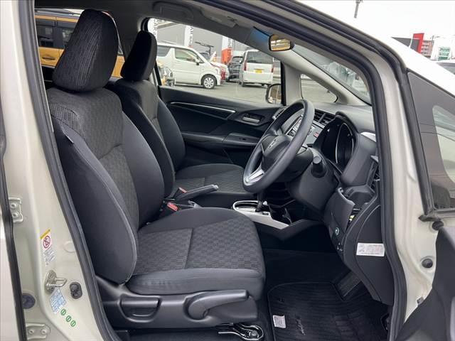 フィット １３Ｇ・Ｆパッケージ　禁煙車　純正ＣＤオーディオ　スマートキー　アイドリングストップ　プッシュスタート　ＥＣＯＮ　プライバシーガラス　ＡＣシガーソケット　電動格納ミラー　横滑り防止　バニティーミラー　チルトステア（16枚目）