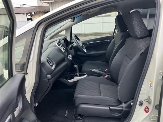 フィット １３Ｇ・Ｆパッケージ　禁煙車　純正ＣＤオーディオ　スマートキー　アイドリングストップ　プッシュスタート　ＥＣＯＮ　プライバシーガラス　ＡＣシガーソケット　電動格納ミラー　横滑り防止　バニティーミラー　チルトステア（17枚目）