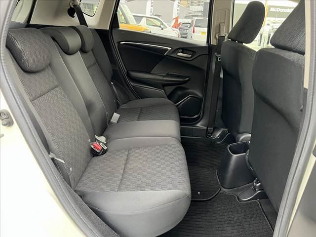 フィット １３Ｇ・Ｆパッケージ　禁煙車　純正ＣＤオーディオ　スマートキー　アイドリングストップ　プッシュスタート　ＥＣＯＮ　プライバシーガラス　ＡＣシガーソケット　電動格納ミラー　横滑り防止　バニティーミラー　チルトステア（18枚目）