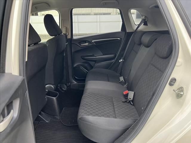 フィット １３Ｇ・Ｆパッケージ　禁煙車　純正ＣＤオーディオ　スマートキー　アイドリングストップ　プッシュスタート　ＥＣＯＮ　プライバシーガラス　ＡＣシガーソケット　電動格納ミラー　横滑り防止　バニティーミラー　チルトステア（19枚目）