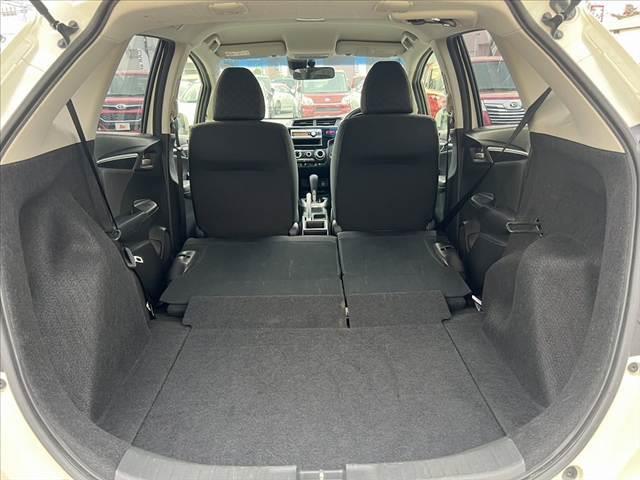 フィット １３Ｇ・Ｆパッケージ　禁煙車　純正ＣＤオーディオ　スマートキー　アイドリングストップ　プッシュスタート　ＥＣＯＮ　プライバシーガラス　ＡＣシガーソケット　電動格納ミラー　横滑り防止　バニティーミラー　チルトステア（21枚目）