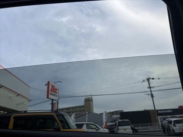 フィット １３Ｇ・Ｆパッケージ　禁煙車　純正ＣＤオーディオ　スマートキー　アイドリングストップ　プッシュスタート　ＥＣＯＮ　プライバシーガラス　ＡＣシガーソケット　電動格納ミラー　横滑り防止　バニティーミラー　チルトステア（22枚目）