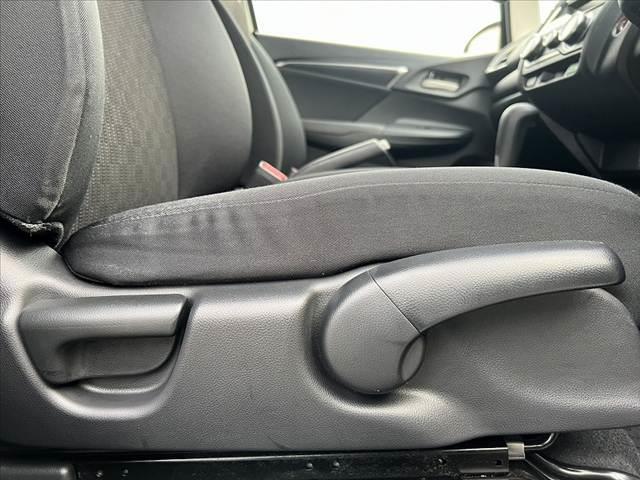 フィット １３Ｇ・Ｆパッケージ　禁煙車　純正ＣＤオーディオ　スマートキー　アイドリングストップ　プッシュスタート　ＥＣＯＮ　プライバシーガラス　ＡＣシガーソケット　電動格納ミラー　横滑り防止　バニティーミラー　チルトステア（25枚目）