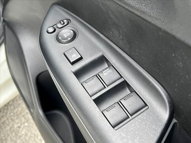 フィット １３Ｇ・Ｆパッケージ　禁煙車　純正ＣＤオーディオ　スマートキー　アイドリングストップ　プッシュスタート　ＥＣＯＮ　プライバシーガラス　ＡＣシガーソケット　電動格納ミラー　横滑り防止　バニティーミラー　チルトステア（26枚目）