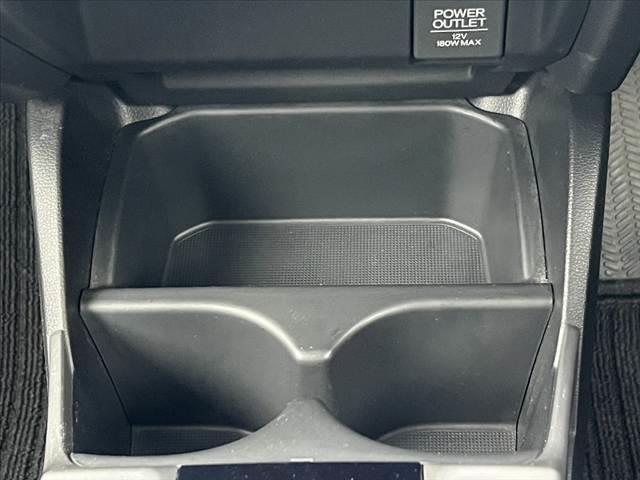 フィット １３Ｇ・Ｆパッケージ　禁煙車　純正ＣＤオーディオ　スマートキー　アイドリングストップ　プッシュスタート　ＥＣＯＮ　プライバシーガラス　ＡＣシガーソケット　電動格納ミラー　横滑り防止　バニティーミラー　チルトステア（29枚目）