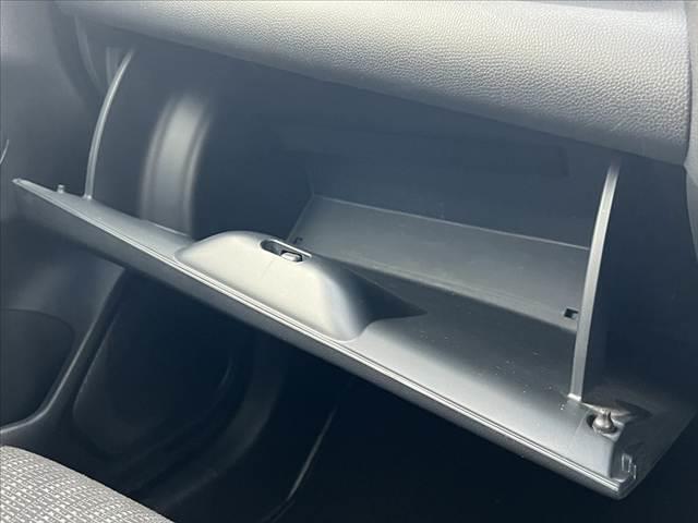 フィット １３Ｇ・Ｆパッケージ　禁煙車　純正ＣＤオーディオ　スマートキー　アイドリングストップ　プッシュスタート　ＥＣＯＮ　プライバシーガラス　ＡＣシガーソケット　電動格納ミラー　横滑り防止　バニティーミラー　チルトステア（34枚目）