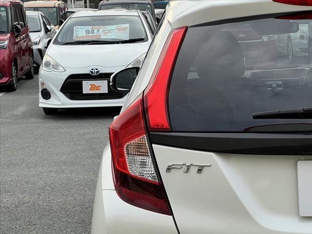 フィット １３Ｇ・Ｆパッケージ　禁煙車　純正ＣＤオーディオ　スマートキー　アイドリングストップ　プッシュスタート　ＥＣＯＮ　プライバシーガラス　ＡＣシガーソケット　電動格納ミラー　横滑り防止　バニティーミラー　チルトステア（39枚目）