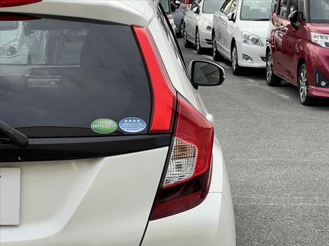 フィット １３Ｇ・Ｆパッケージ　禁煙車　純正ＣＤオーディオ　スマートキー　アイドリングストップ　プッシュスタート　ＥＣＯＮ　プライバシーガラス　ＡＣシガーソケット　電動格納ミラー　横滑り防止　バニティーミラー　チルトステア（40枚目）