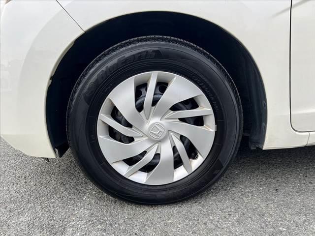 フィット １３Ｇ・Ｆパッケージ　禁煙車　純正ＣＤオーディオ　スマートキー　アイドリングストップ　プッシュスタート　ＥＣＯＮ　プライバシーガラス　ＡＣシガーソケット　電動格納ミラー　横滑り防止　バニティーミラー　チルトステア（41枚目）